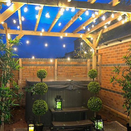 The Cheshire Gathering - Sleeps Up To 30 With Hot Tub Chester Exterior foto